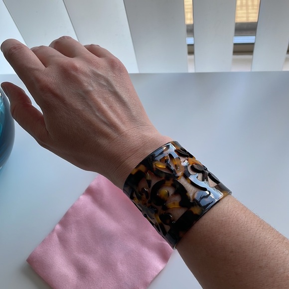 Fashion acrylic cuff, tortoise color - Picture 3 of 4